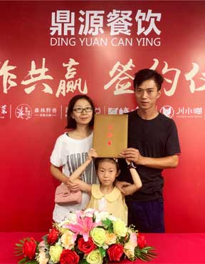  Ms. Li signed a franchise project of Mianyang seafood stewed noodles on August 7